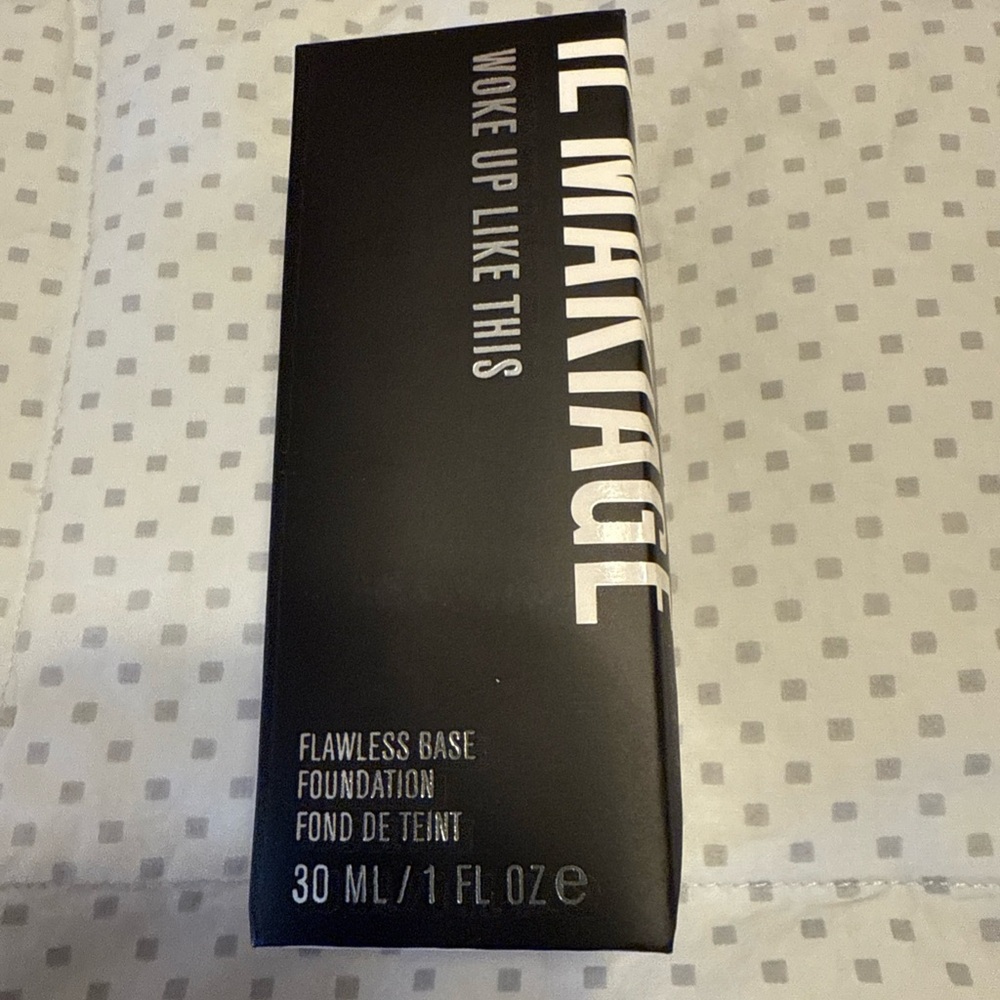 IL MAKIAGE Woke Up Like This Foundation - Black and Silver